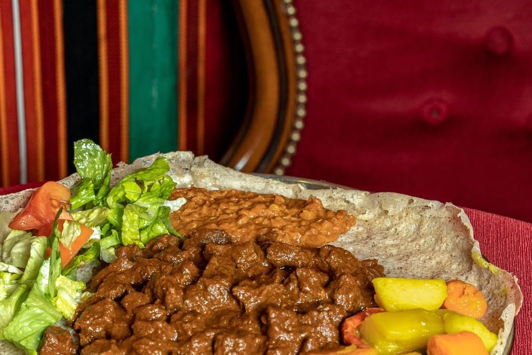Zighini servito sull'injera.